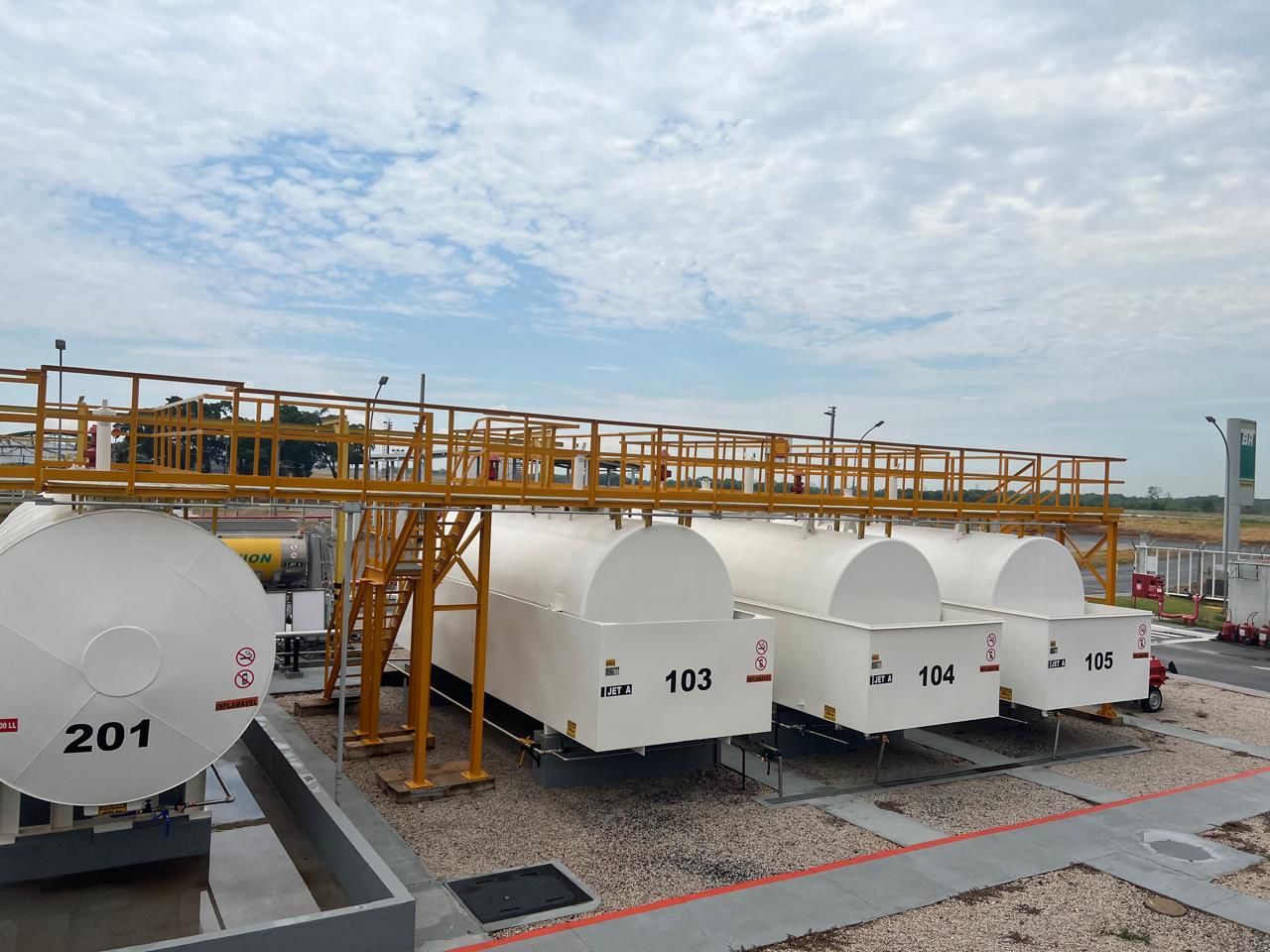 Instalação industrial com tanques e estruturas de segurança